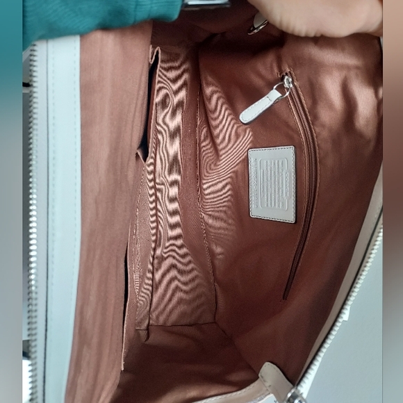 Coach Signature hand Bag - Picture 6 of 9